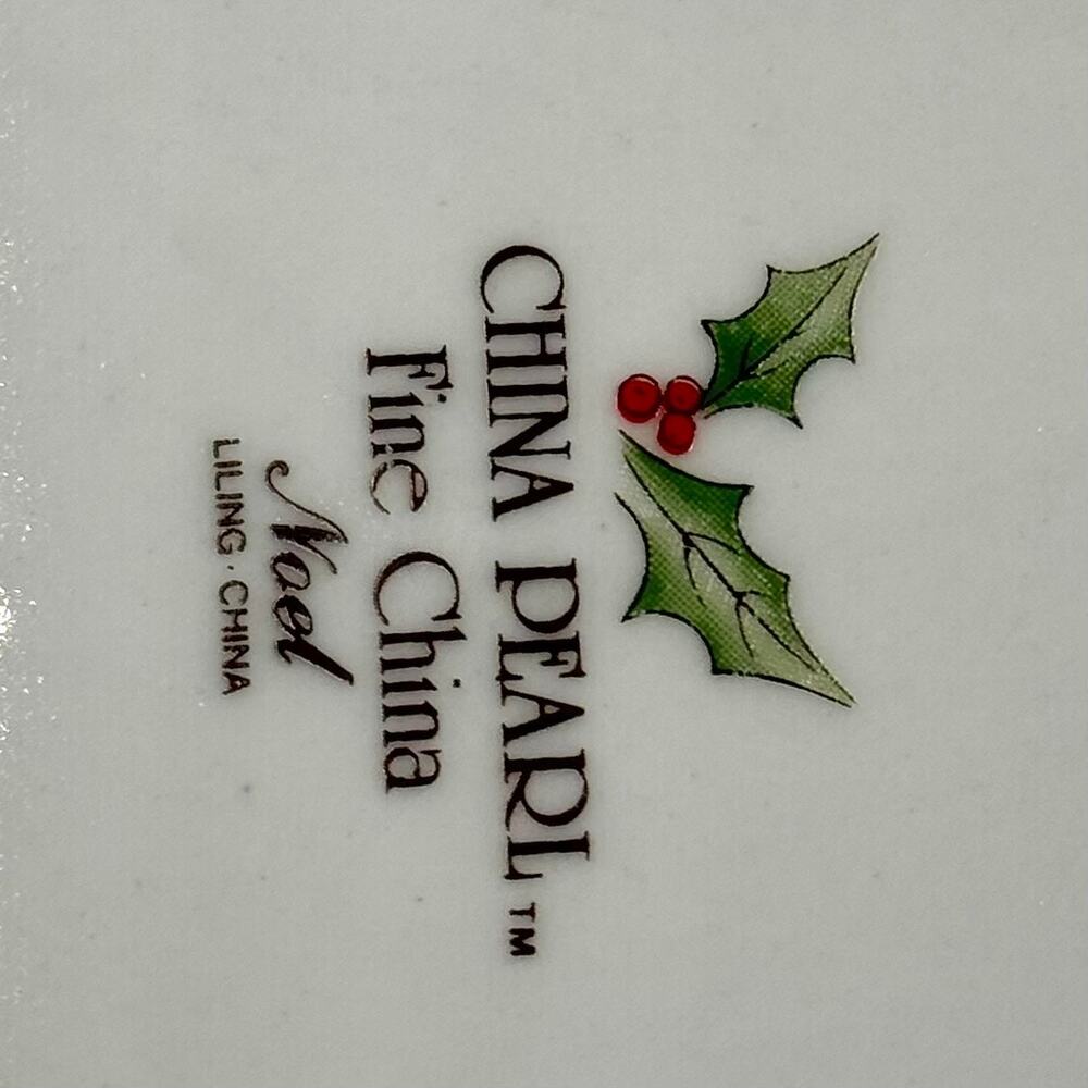 Vintage China Pearl Noel Dinner Plate Holly Berries Gold Trim Christmas 10 3/4" - Picture 4 of 7
